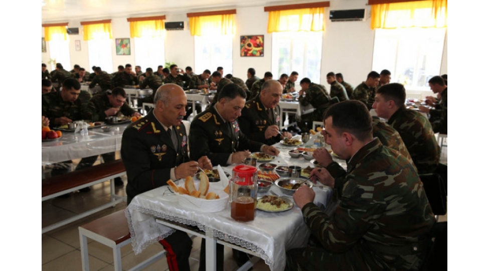 nazir-esgerlerle-nahar-etdi