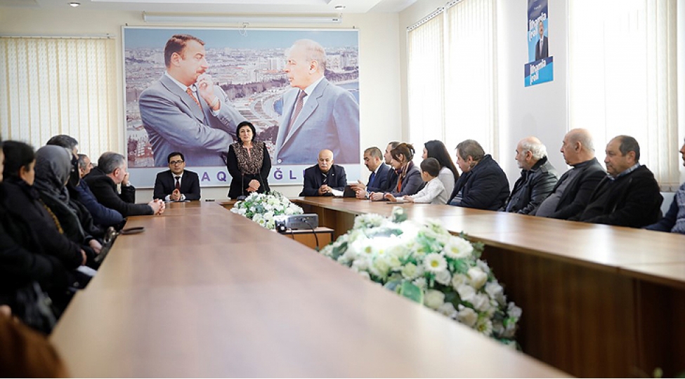 20-yanvar-shehidlerinin-aileleri-ve-elilleri-ile-gorush