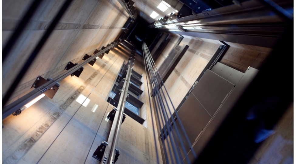 bakida-choxmertebeli-yashayish-binasinda-lift-qirilib-xesaret-alanlar-var