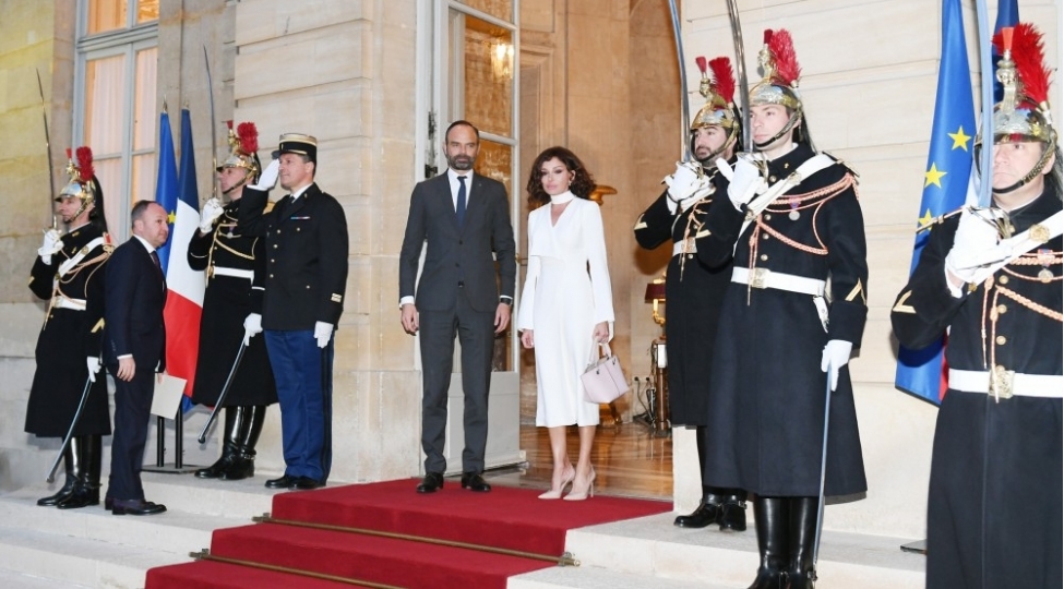 mehriban-eliyeva-fransanin-bash-naziri-eduard-filip-ile-tekbetek-gorushub