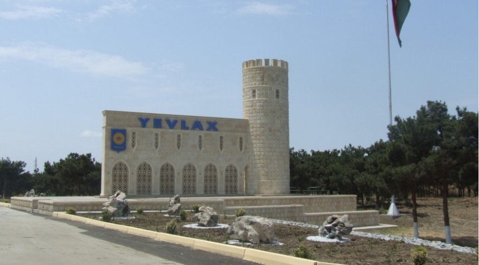 yevlaxda-2-yashli-ushaq-su-arxina-yixilaraq-olub