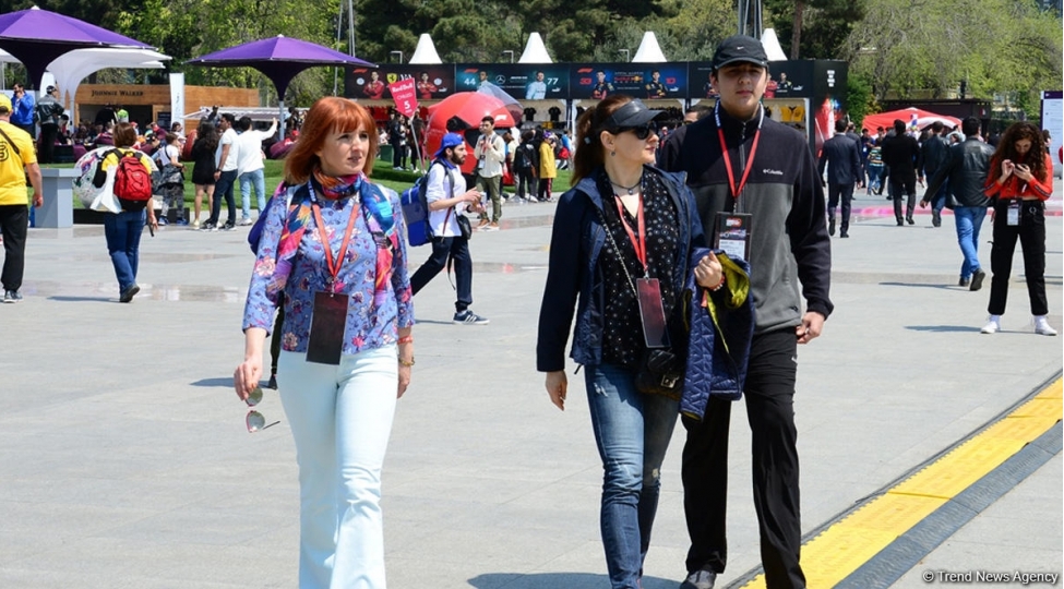 azerbaycana-amerikadan-turist-axini-4-den-chox-artib