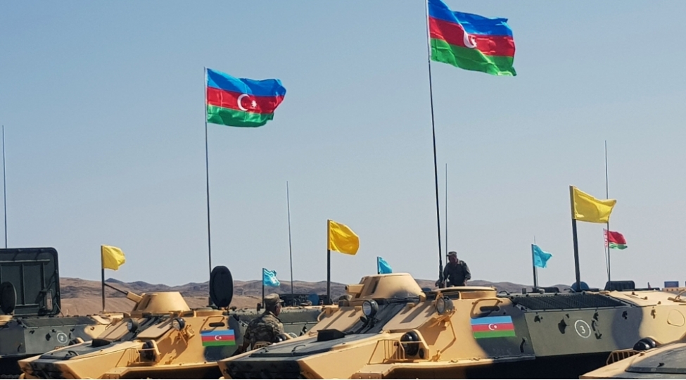 artilleriyachilarimiz-silah-ve-herbi-texnikaya-baxish-kechiribler-video