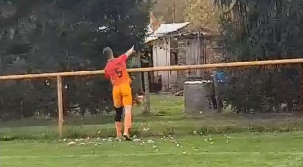 xorvatiyada-hakim-toyugu-olduren-futbolchuya-qirmizi-vereqe-gosterib