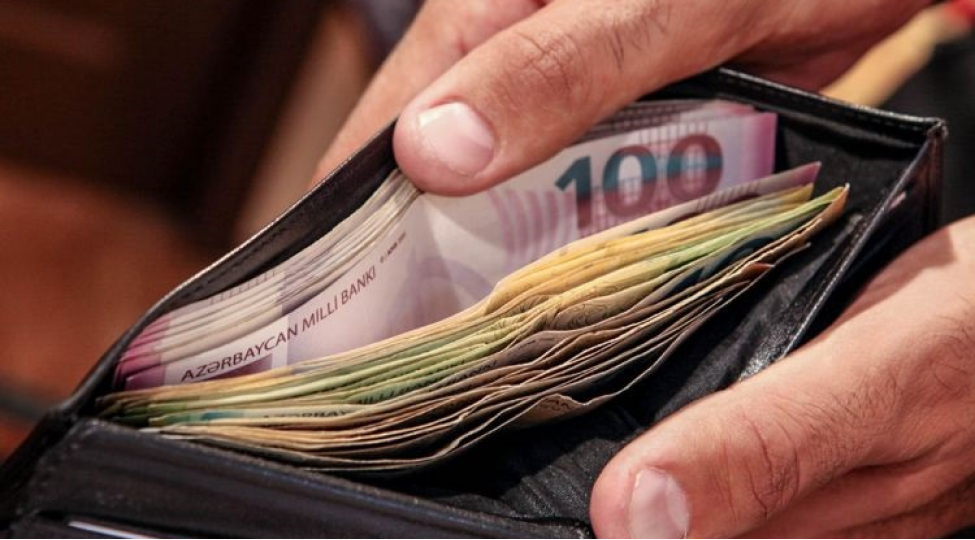 azerbaycanda-orta-ayliq-emekhaqqi-1100-manati-otub