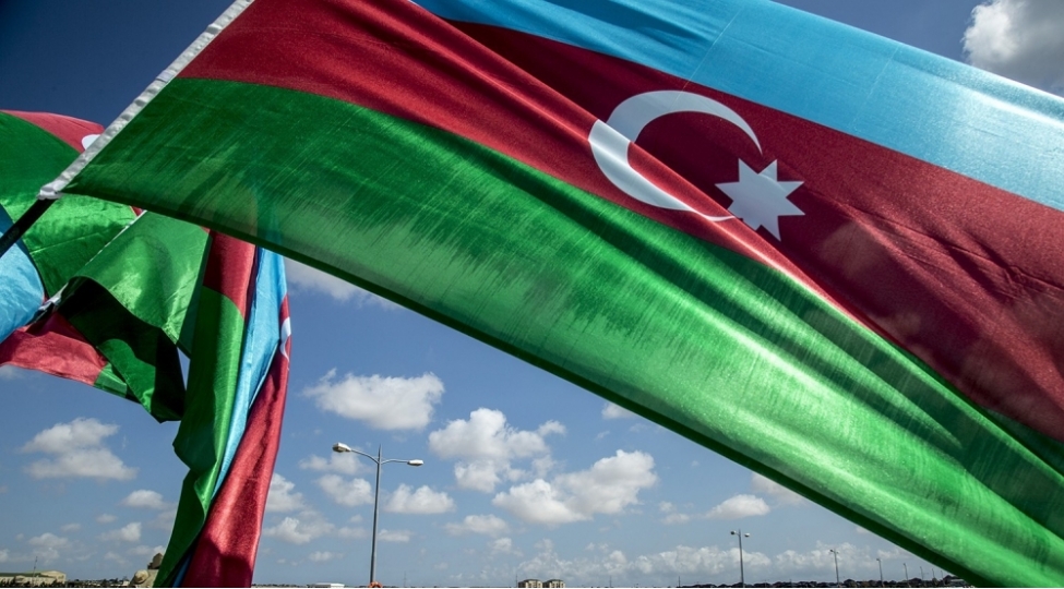 suqovushana-azerbaycan-bayragi-asilib