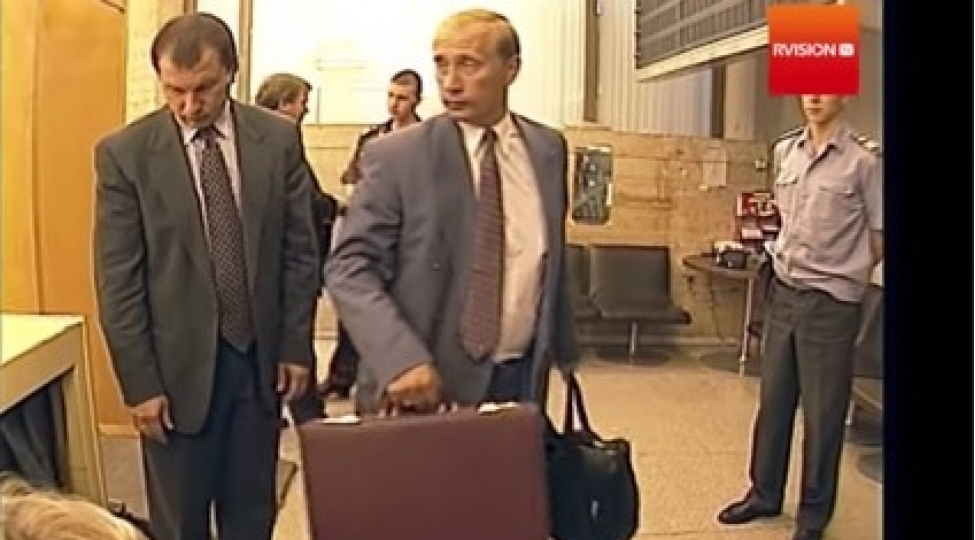 sirr-achildi-putinin-yaninda-gezdirdiyi-chantada-ne-var-foto
