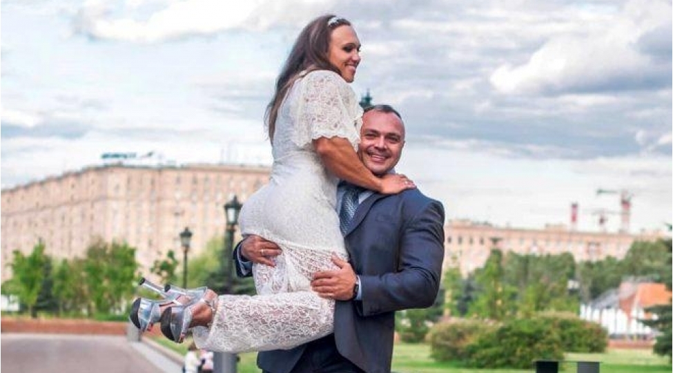 yusif-eyvazovun-xanimi-erimin-ezelesi-menimkinden-balacadir-foto