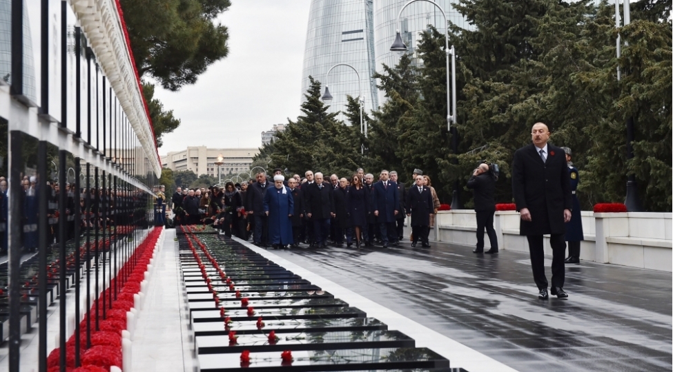 prezident-ilham-eliyev-20-yanvar-shehidlerinin-eziz-xatiresini-yad-edib-2