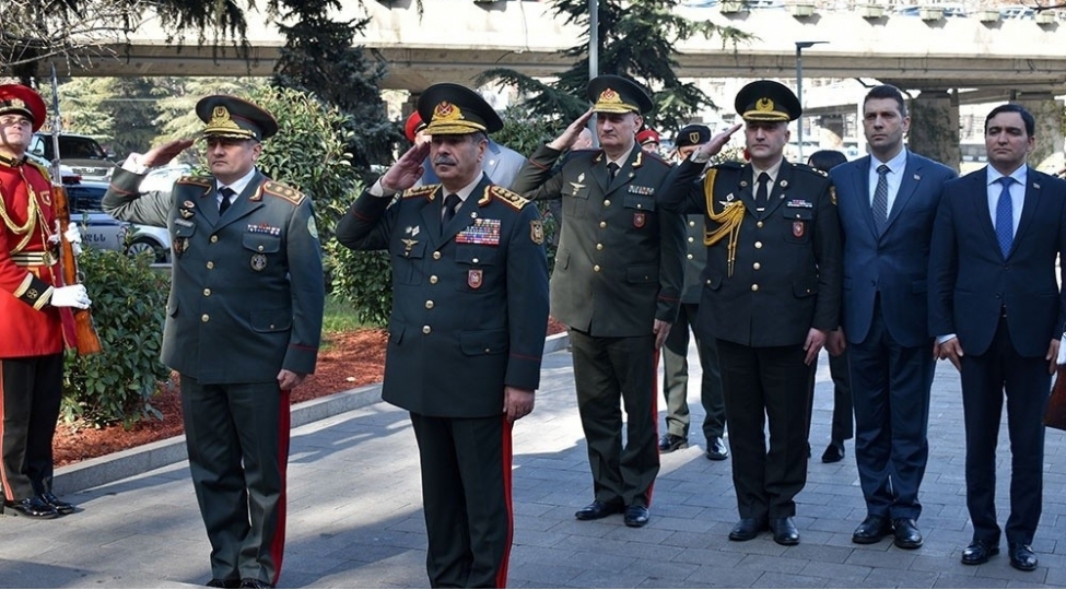 mudafie-naziri-tbilisi-sheherindeki-qehremanlar-meydanini-ziyaret-edib