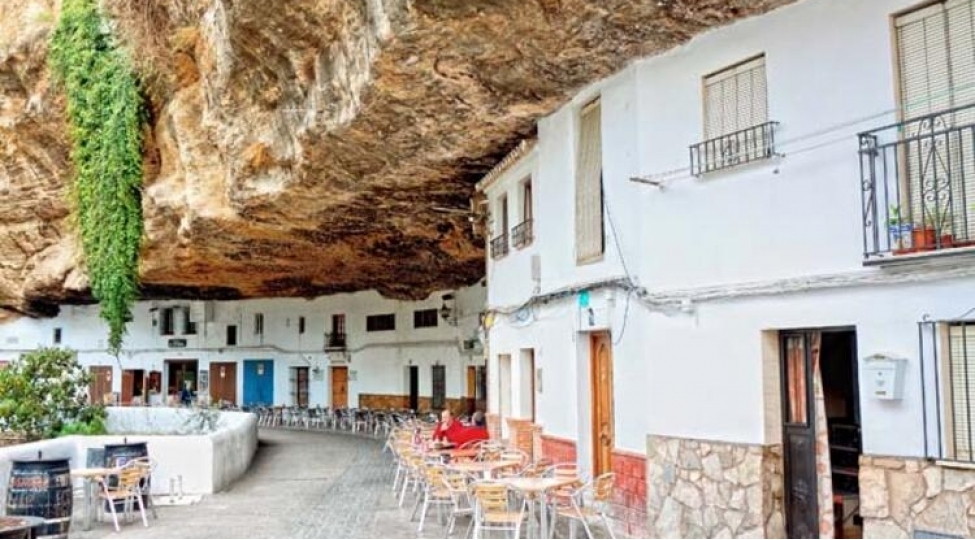 qayalar-altinda-bir-sheher-setenil-de-las-bodegas-foto