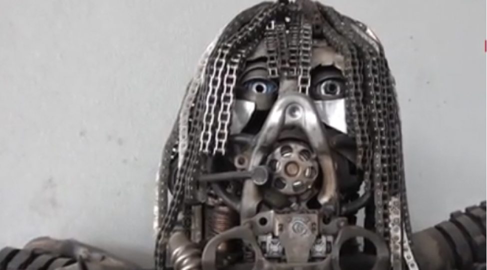 avtomobil-hisselerinden-heykel-murobot-foto