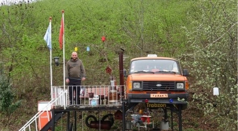 ushaqlarini-koronavirusdan-qorumaq-uchun-mikroavtobusda-yashayir-foto