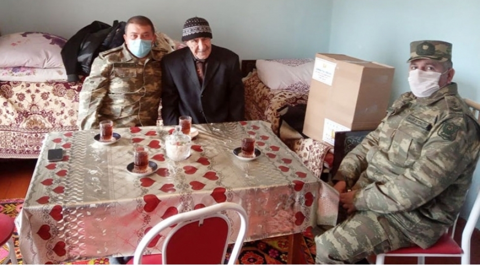 herbi-qulluqchular-bolgelerde-de-unvanli-yardimlar-edirler