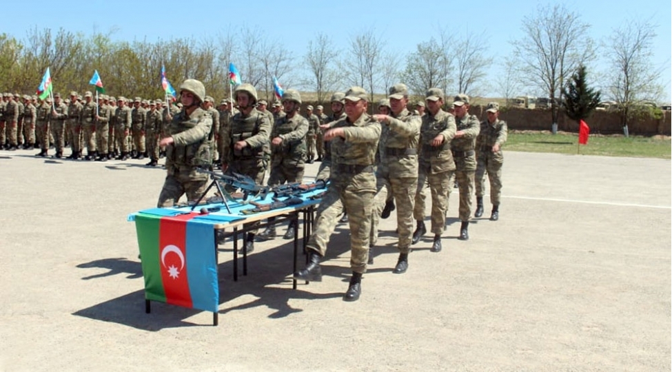cebhe-bolgesinde-bolmelerin-doyush-novbetchiliyine-daxilolma-merasimi-kechirilib