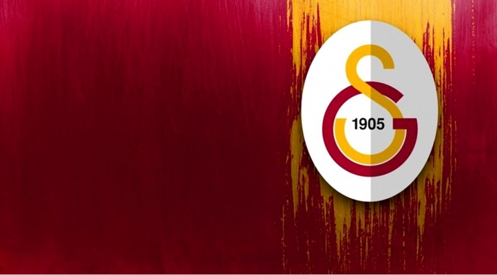 qalatasaray-polshali-futbolchu-ile-yollarini-ayirdi