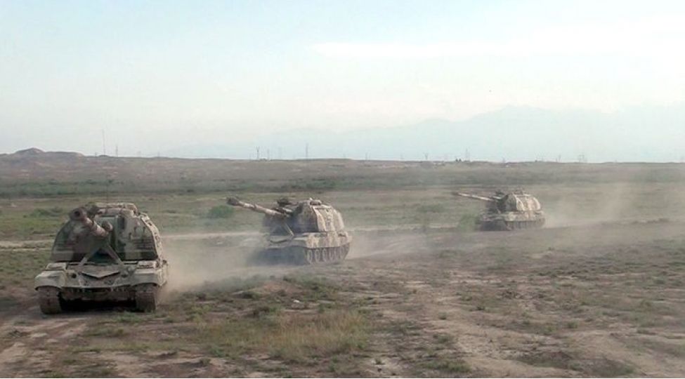 msta-s-ozuyeriyen-haubitsalardan-doyush-atishlari-heyata-kechirib-video