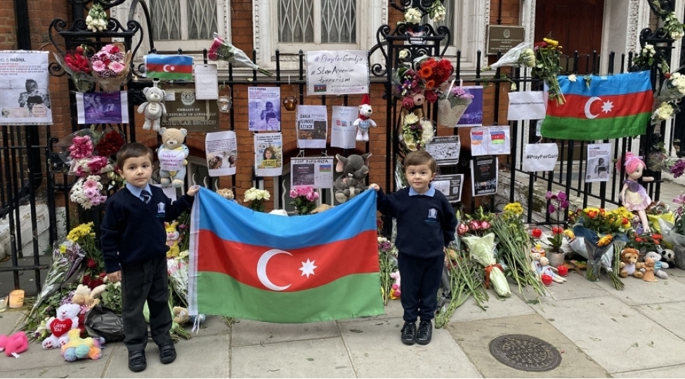 azerbaycanin-boyuk-britaniya-sefirliyinin-binasi-onunde-gence-hadiselerini-eks-etdiren-xatire-gushesi-yaradilib