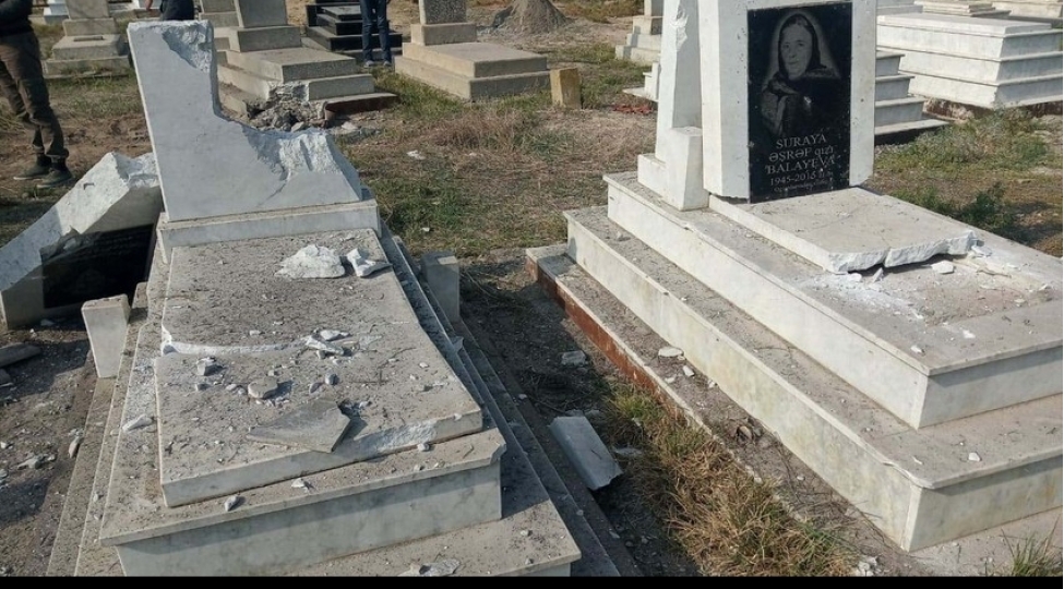 ermeniler-agcabediye-raket-atib-qebiristanliq-dagilib