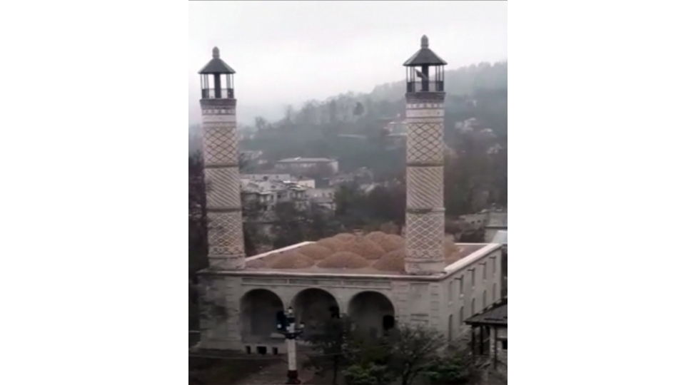 azerbaycan-esgerleri-shusha-mescidinde-namaz-qilir