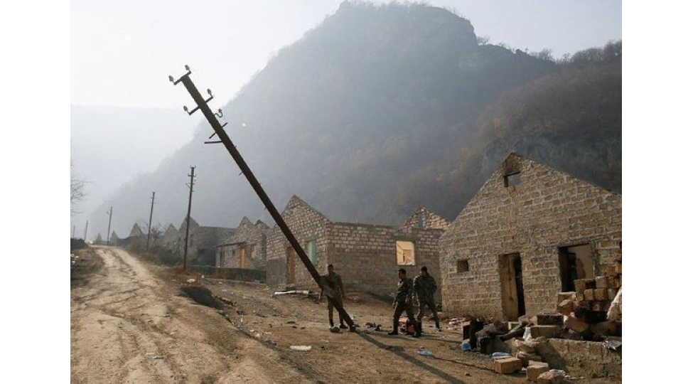 ermeniler-kelbecerde-elektrik-direklerini-dagidirlar