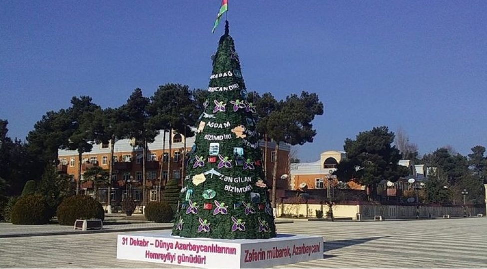 agcabedide-qurashdirilan-sham-agaci-ishgaldan-azad-olan-rayonlarin-adlari-ile-bezedilib-foto