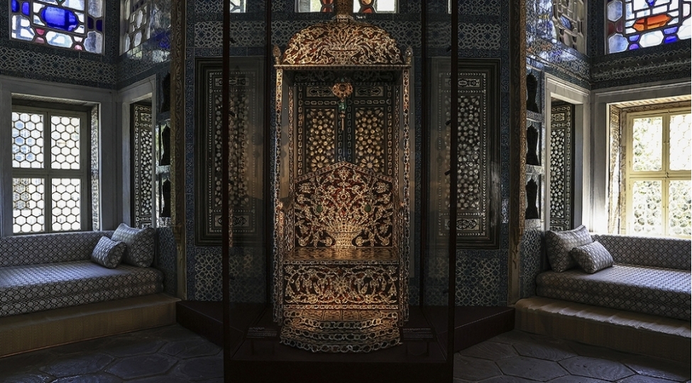 osmanli-padshahlarinin-xususi-taxti-istanbulun-topkapi-sarayinda-sergilenir