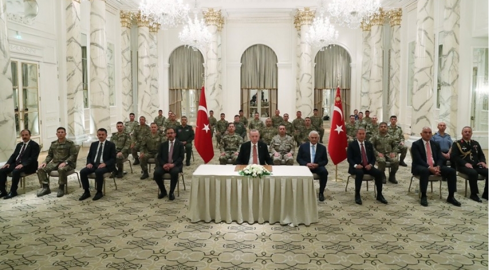 erdogan-agdamdaki-monitorinq-merkezinin-turkiyeli-herbchileri-ile-gorushub