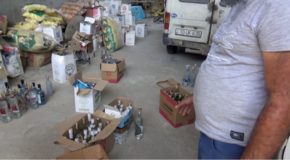 din-gizli-sexlerde-saxta-spirtli-ichkiler-hazirlayan-shebekeye-qarshi-emeliyyat-kechirilib-video