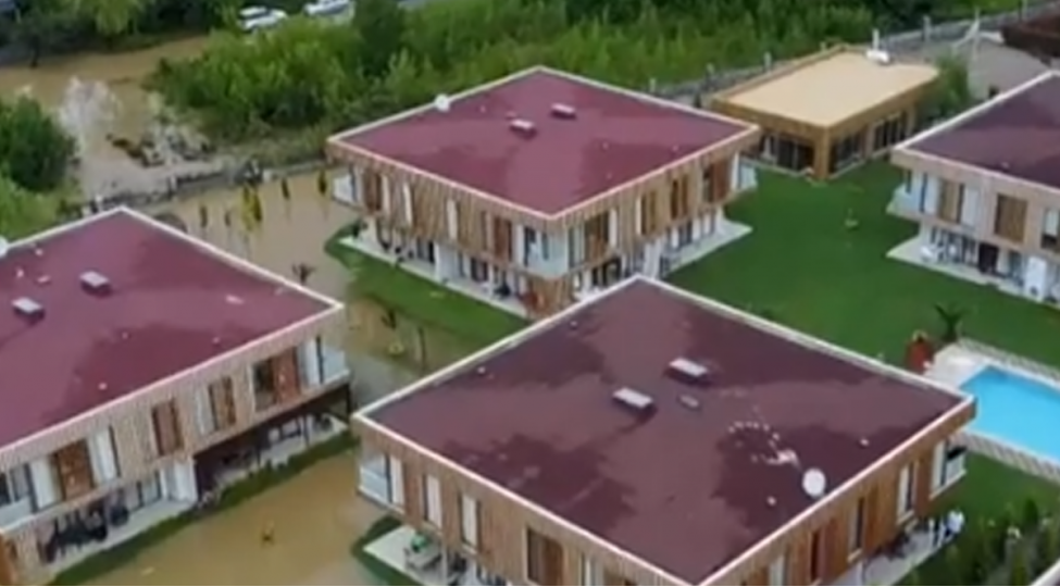 istanbulda-sel-neticesinde-evler-su-altinda-qalib-video