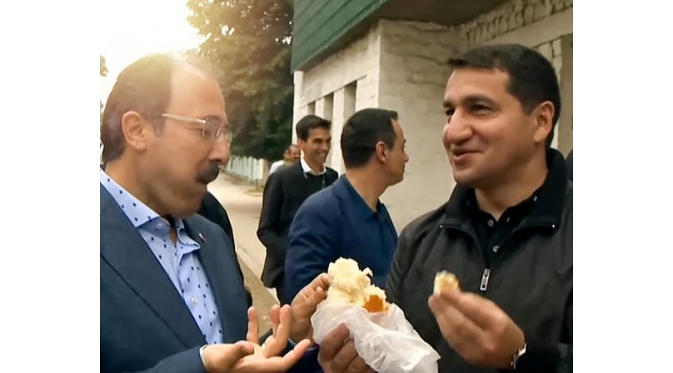 hikmet-haciyev-turkiye-sefiri-ile-shushada-chorek-kesdi-video