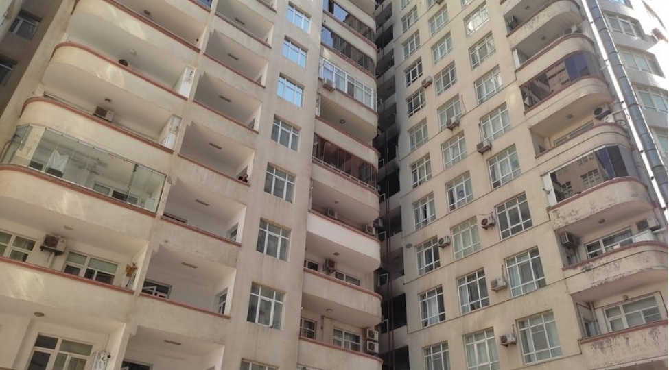 bakida-insanlar-yangindan-bele-xilas-edildi-video