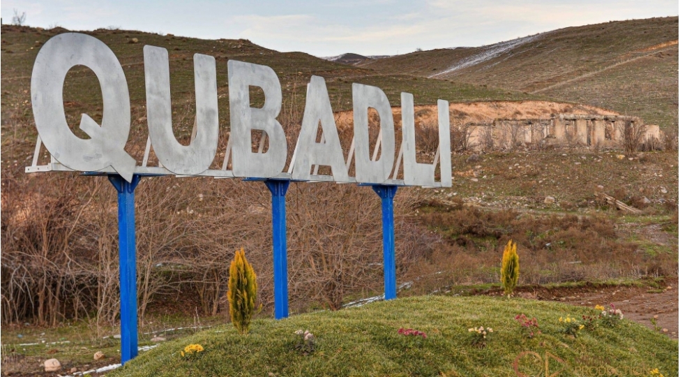 bir-sheherin-susqun-yaddashindan-yukselen-zefer-qubadli