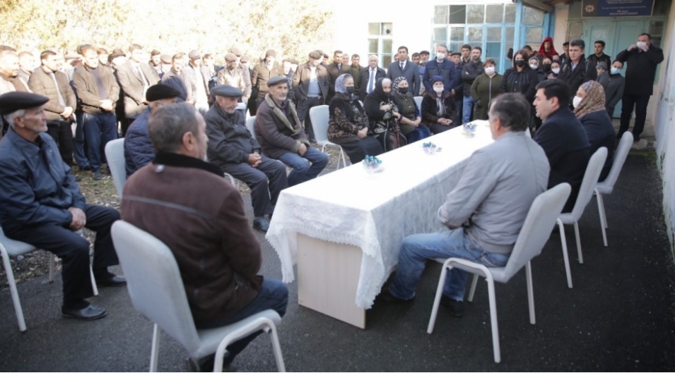 icra-bashchisi-sakinlerle-gorushub