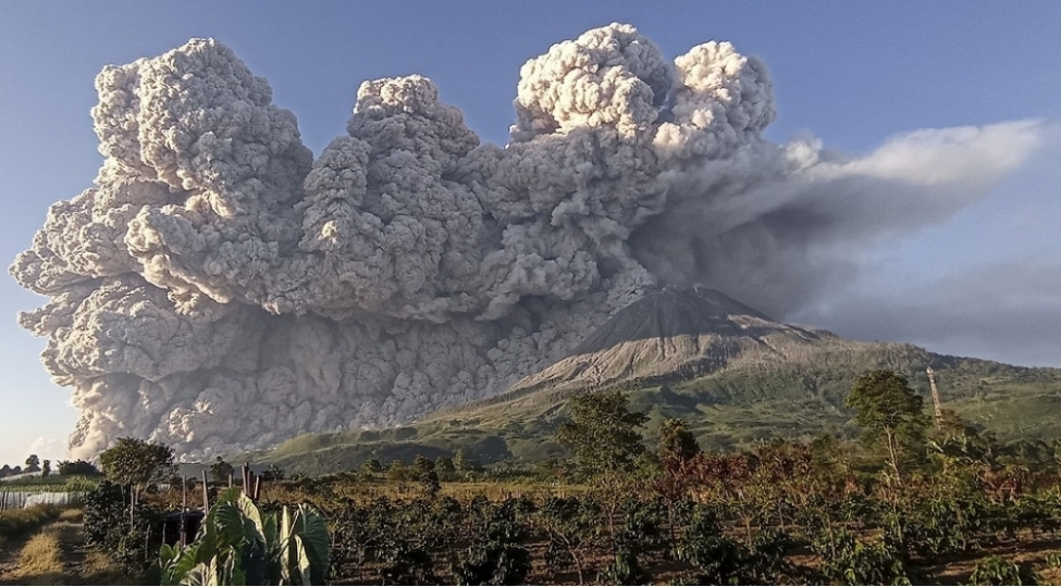 semeru-vulkani-12-kilometr-hundurluye-kul-puskurub