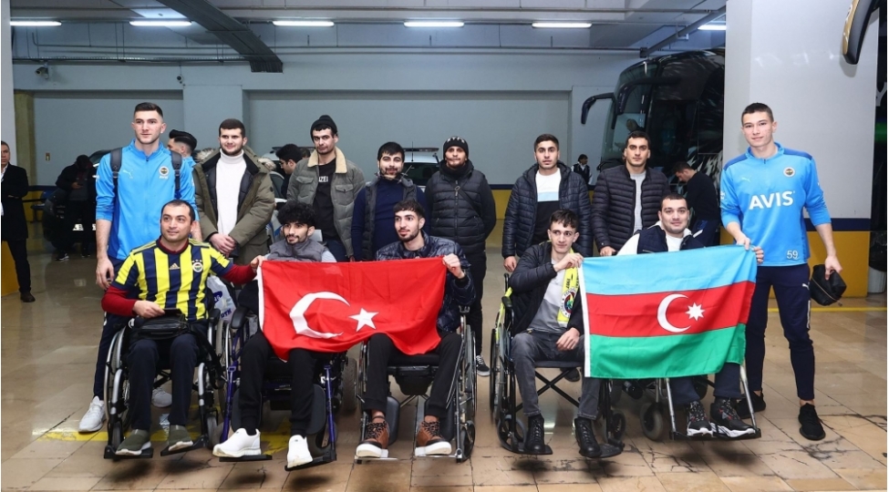 turkiyede-mualice-olunan-qazilerimiz-fenerbagcha-chaykur-rizespor-matchini-izleyibler-foto