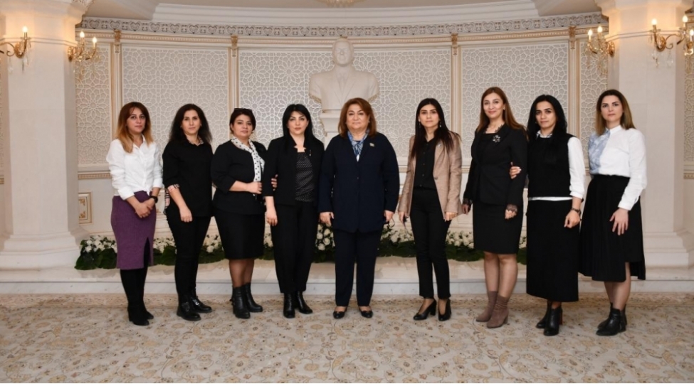 hicran-huseynova-sumqayitda-feal-qadinlarla-gorushub-