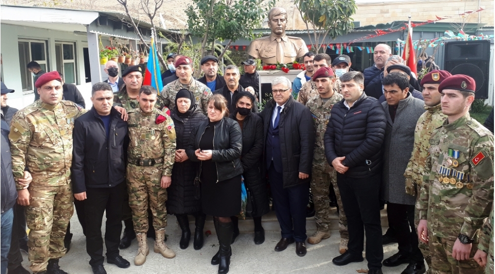 sederek-firmasi-shehid-emekdashinin-xatiresini-ebedileshdirdi-foto