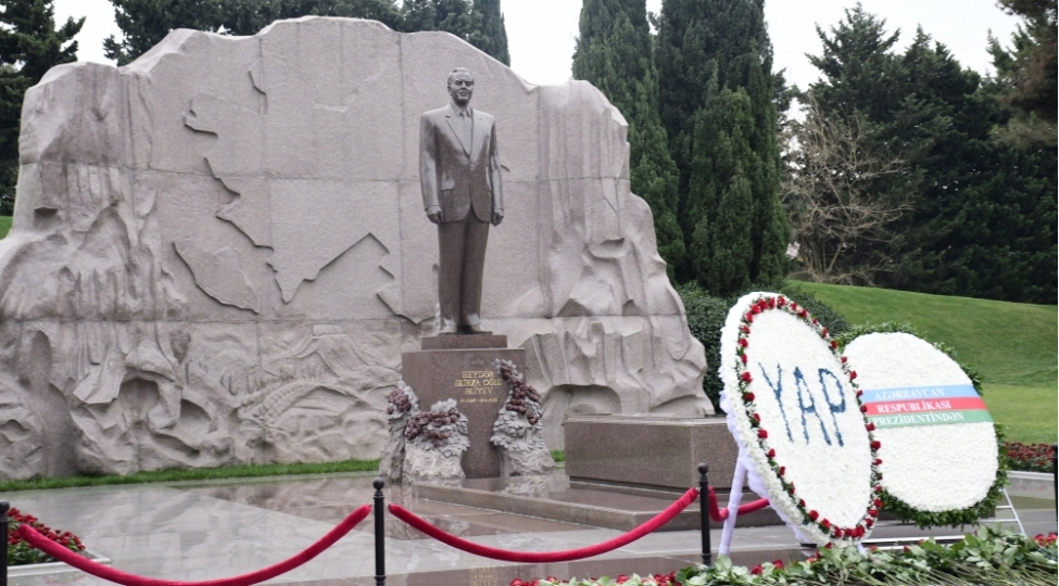 yeni-azerbaycan-partiyasinin-numayendeleri-fexri-xiyabanda-ulu-onder-heyder-eliyevin-mezarini-ziyaret-edibler