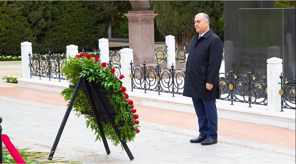 dtx-emekdashlari-ulu-onderin-mezarini-ziyaret-edibler