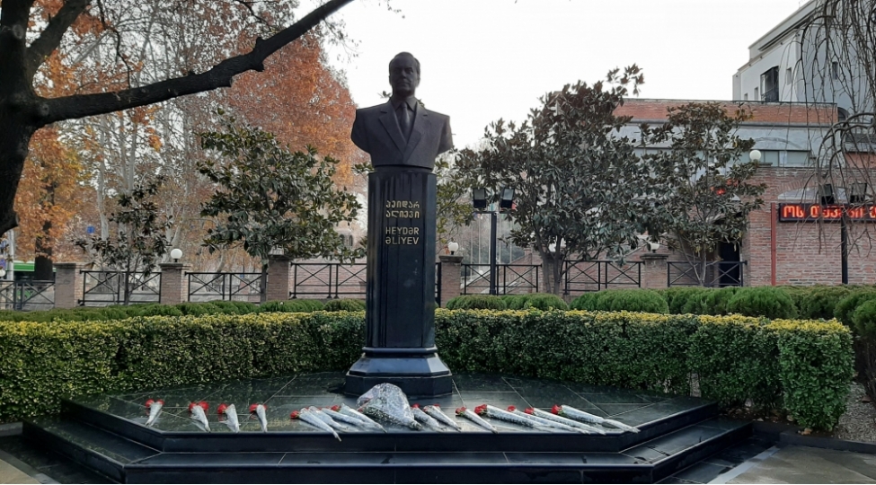tbilisideheyder-eliyevin-xatiresi-yad-edilib-foto