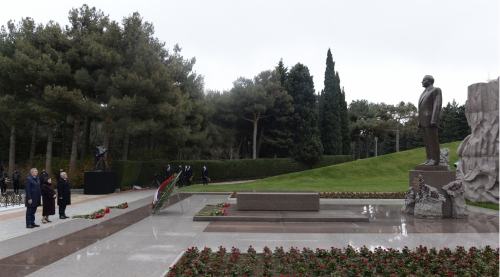 dovlet-ve-hokumet-resmileri-ulu-onderin-xatiresini-aniblar-foto