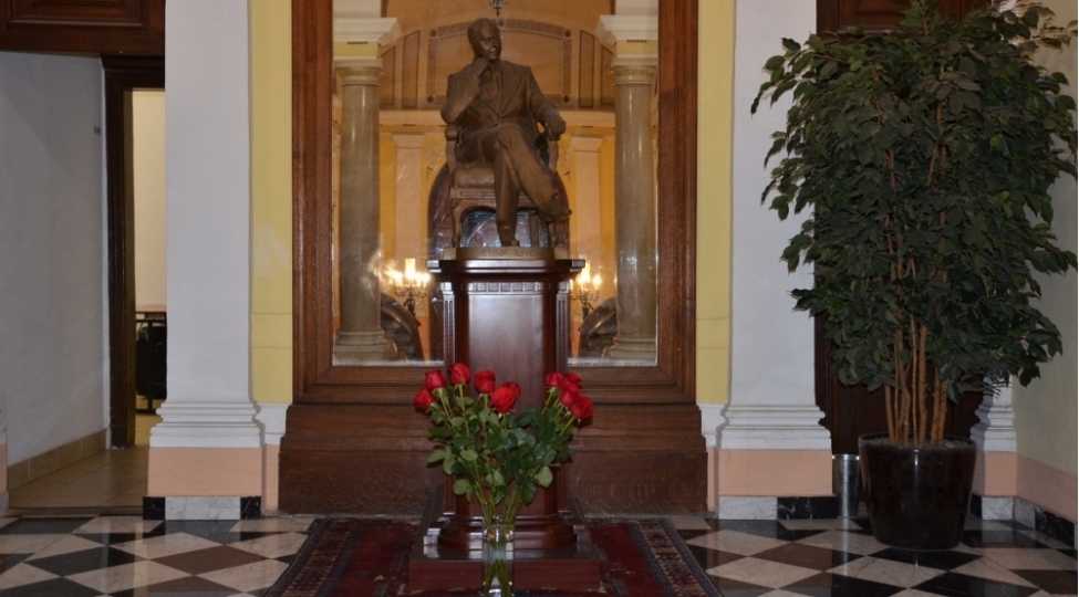 umummilli-lider-heyder-eliyev-macaristanda-anilib