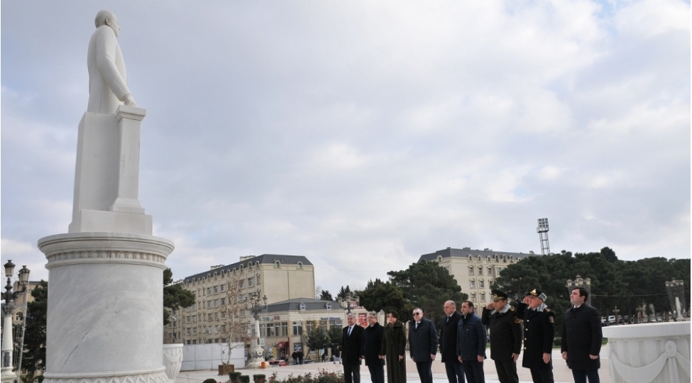 absheronda-umummilli-lider-heyder-eliyevin-xatiresi-derin-hormetle-anilib-foto