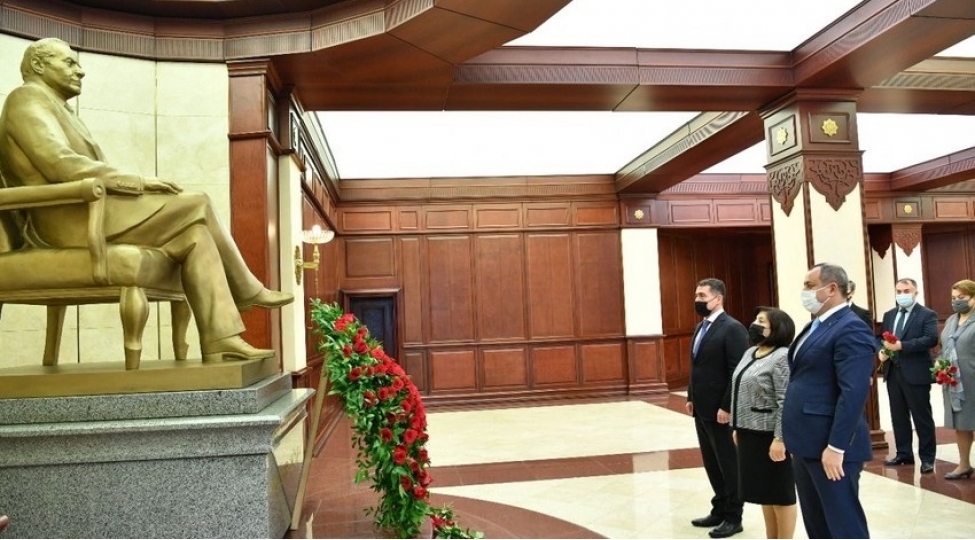 milli-meclisde-heyder-eliyevin-xatiresi-yad-edilib-foto