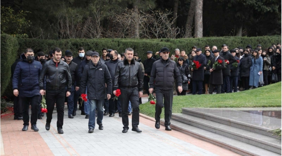 azerbaycan-xalqi-heyder-eliyevin-xatiresini-yad-edir-foto