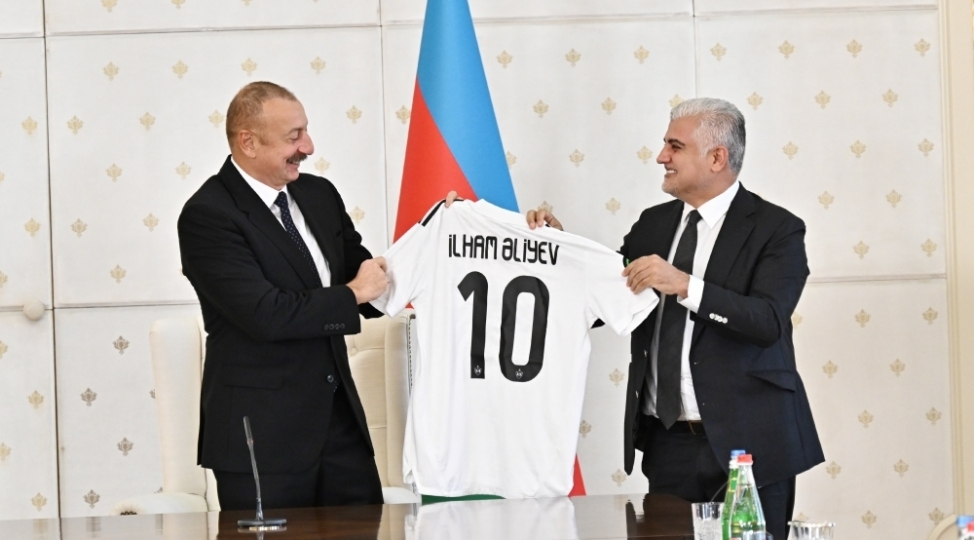 ilham-eliyeve-qarabag-klubunun-formasi-hediyyeolunub-foto