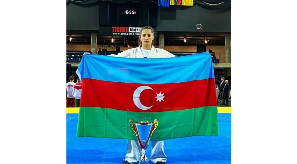 solmaz-zeynalli-qelebesini-shehid-qardashina-hesr-etdi-foto
