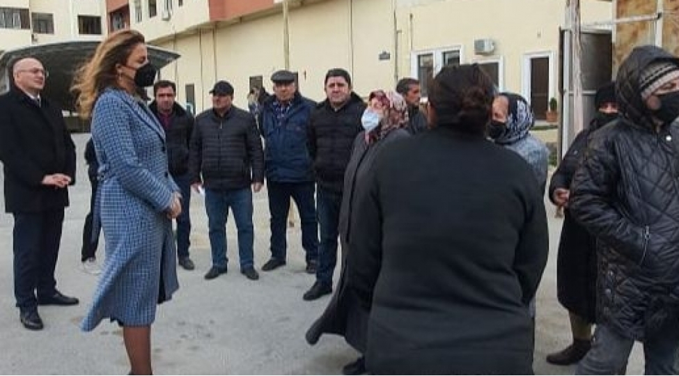 konul-nurullayeva-nizami-rayon-sakinleri-ile-novbeti-seyyar-gorushunu-kechirib-foto