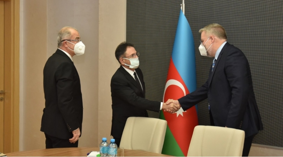 britaniyali-professor-azvif-in-qonagi-olub-foto